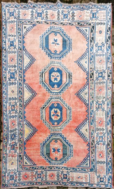 null Grand tapis Kazak en laine à fond rouge

380 x 246 cm

Défraîchi