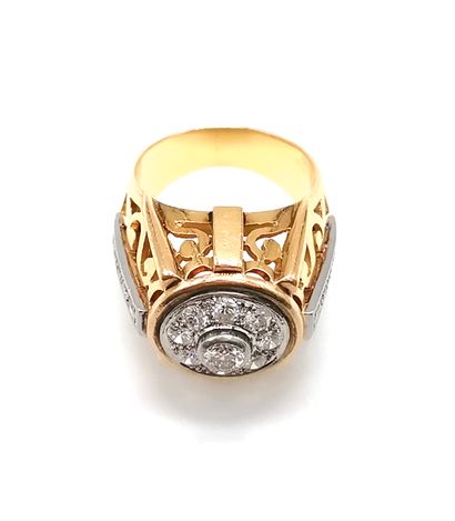 null Yellow gold ring 18K (750 thousandths) partially openworked decorated in its...