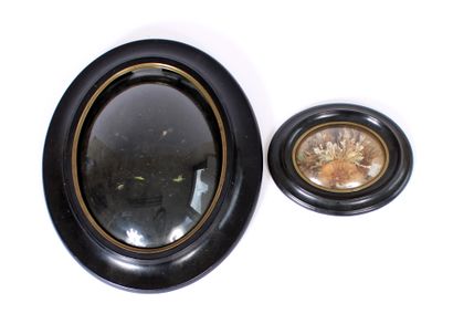 null Deux cadres en bois noirci avec sous-verres bombés

L. 19 et 35,5 cm