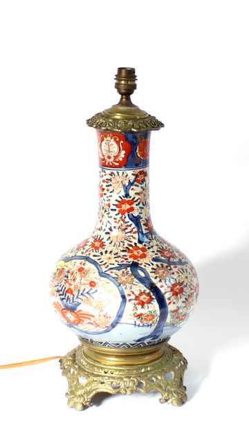 null JAPON, XIXe siècle

Vase en porcelaine à décor imari de paniers fleuris dans...