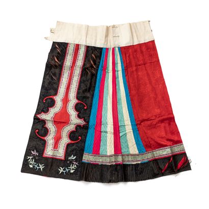 null Traditional skirt (mamianqun) in cotton and pleated multicolored silk, decorated...