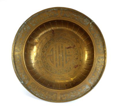 null INDOCHINA, 1st half of the 20th century

Copper basin with hammered decoration...