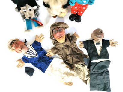 null Six dolls and puppets of various materials, the clown with a music box mechanism

H....