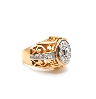 null Yellow gold ring 18K (750 thousandths) partially openworked decorated in its...