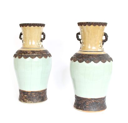 null CHINA, late 19th - early 20th century

Pair of porcelain vases with blue underglaze...