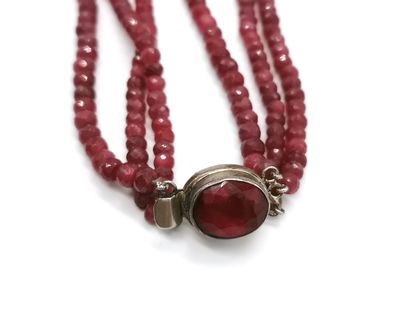 null Necklace of three rows of pearls of roots of faceted ruby, the clasp is out...
