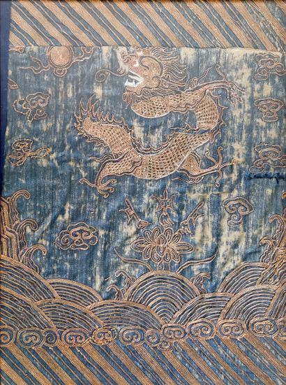 null CHINE, début XXe siècle

Textile brodé figurant un dragon à quatre griffes volant...