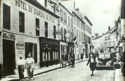null Rambouillet, Rue du Général de Gaulle, about 1945

Silver photograph

31 x 49...
