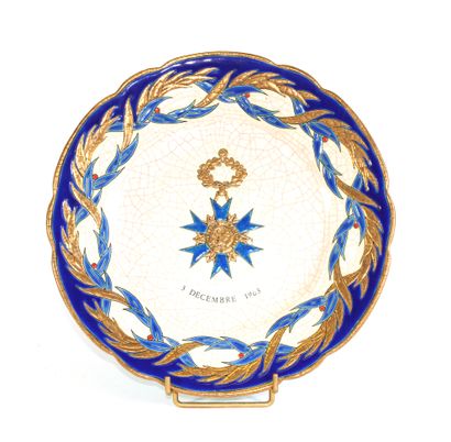 null LONGWY

Commemorative plate in enamels with decoration of the medal of the order...