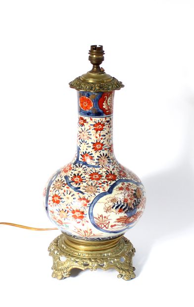 null JAPAN, 19th century

Porcelain vase with imari decoration of flowering baskets...