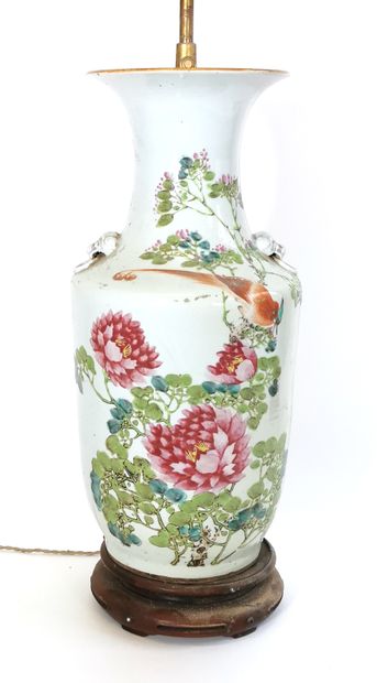 null CHINA, 19th century

High porcelain vase with a flared neck and polychrome decoration...