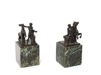 null Les Chevaux de Marly

Paire de statuettes en bronze à patine noire reposant...