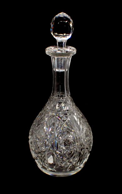 null BACCARAT,

Carafe in cut crystal and its stopper, stamp of the factory

H. 32...