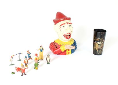 null A piggy bank in cast iron in the shape of a clown bust, a dice cup, eight lead...