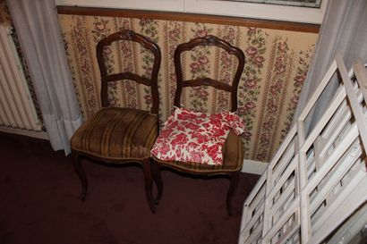 null Chambre à coucher de Style Louis XV comprenant un lit, une armoire et deux chaises

On...