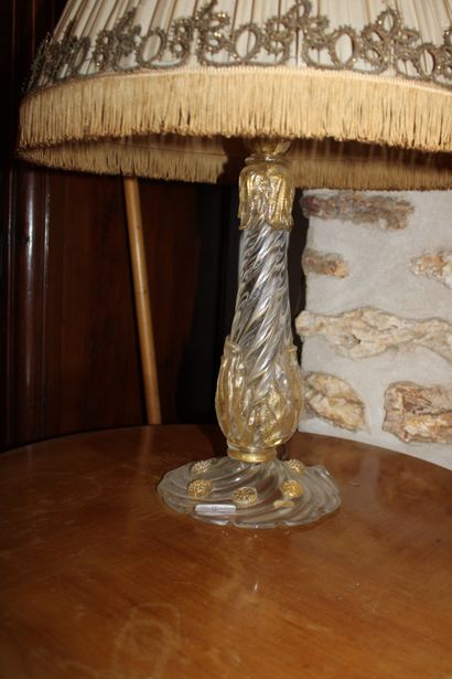 null MURANO, table lamp in twisted glass with foliage decoration enhanced with gold

H....