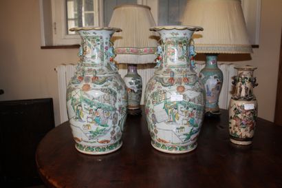 CHINE, XIXe siècle 
Paire de vases en porcelaine...
