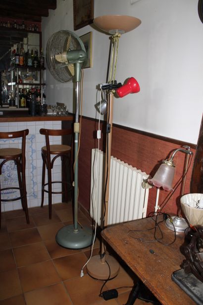 null A vintage fan, a floor lamp and three table lamps