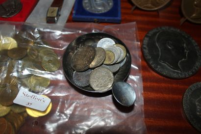 null Lot comprenant pièces de monnaie (certaines en argent), billets, médailles,...