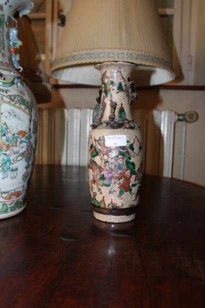  CHINE, 
Vase en grès de Naikin à décor de scène de guerre 
H. 29 cm