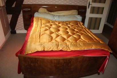 null Chambre à coucher Art Déco comprenant un lit avec chevet à tablettes éclairantes,...