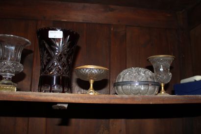 null Ensemble de huit pièces en verre ou cristal comprenant vases, bouquetière, bougeoir...