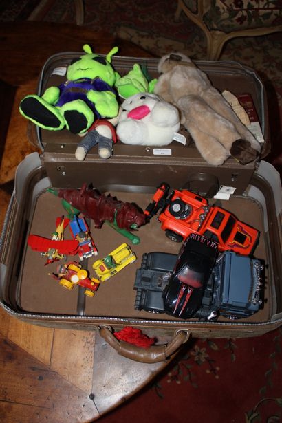 Antique toys and stuffed animals set, 70s/80s

About...