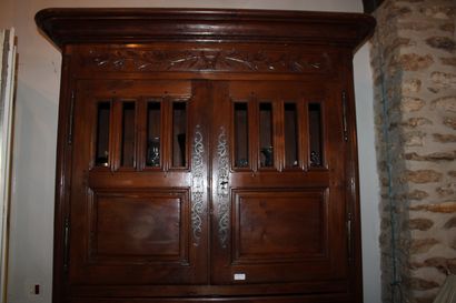 null Buffet forming a panel in the upper part in natural wood opening with four leaves...
