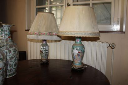  CHINE et JAPON, 
Deux vases en porcelaine montés en lampe 
L'un accidenté