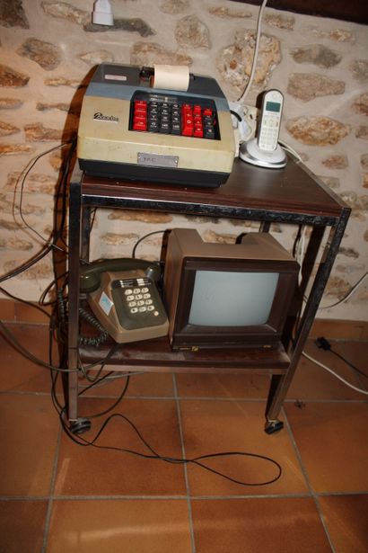 null Lot of vintage appliances including an electric calculator, a typewriter, a...