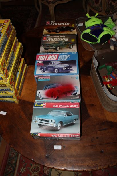 null Cinq maquettes de voitures miniatures neuves dans leurs boites d'origine