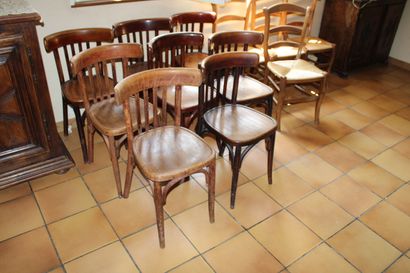 null Ensemble de chaises comprenant huit chaise bistrot et quatre chaises paillé...