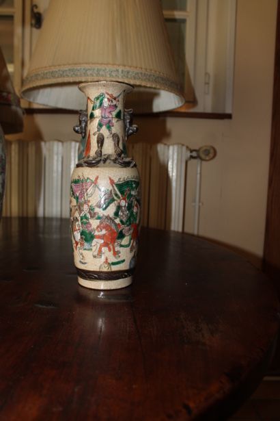  CHINE, 
Vase en grès de Naikin à décor de scène de guerre 
H. 29 cm