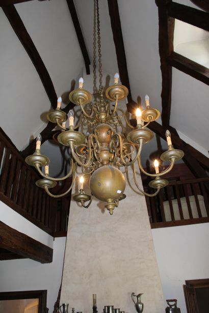 null Dutch chandelier with sixteen lights on two rows

H. about 130 cm