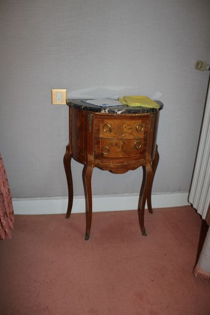 null Pair of Transitional style half-moon bedside tables, marble top

We joined a...