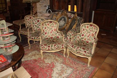 null Mobilier de salon de style Louis XV comprenant un canapé, deux bergères et deux...