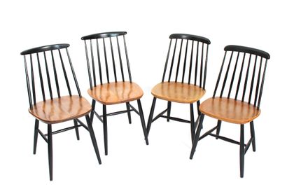 null Suite de quatre chaises scandinaves à dossiers barrettes de deux modèles quasi...