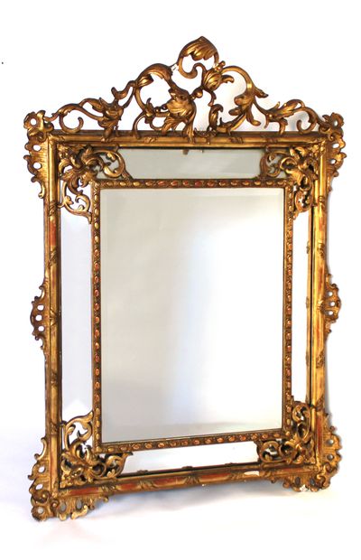 null Mirror with pareclose in carved wood and gilded stucco decorated with scrolls,...