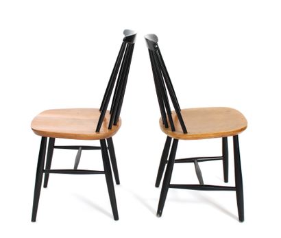 null Suite de quatre chaises scandinaves à dossiers barrettes de deux modèles quasi...