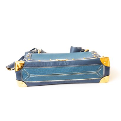 null 
** LOUIS VUITTON




Bag "'L'Aimable" in blue suhali leather, golden brass...