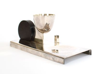 null ART DÉCO WORK, circa 1930

Modernist egg cup in silver plated metal and ebony...