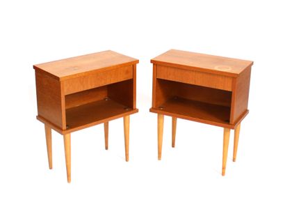 null Work of the 50s

Pair of bedside tables in veneered wood with tapered legs

L....