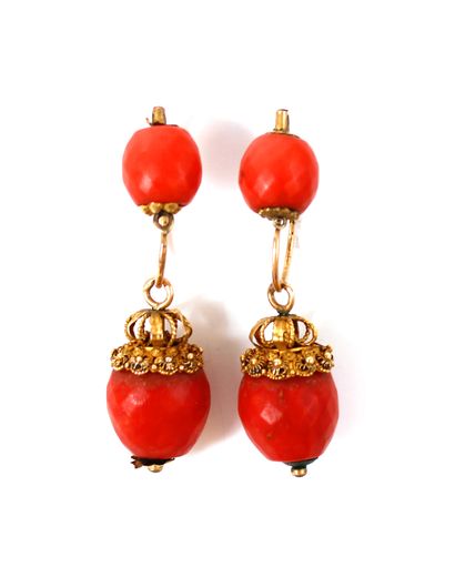 null Pair of 18K (750 thousandths) yellow gold earrings set with briolette-cut coral

Marked...