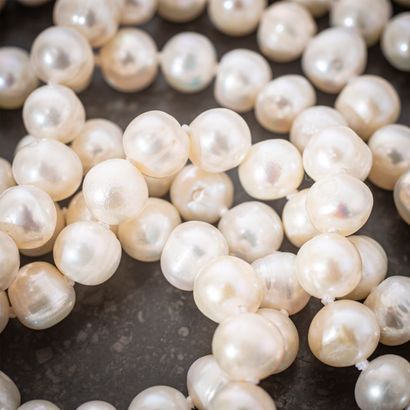 null Important sautoir orné de 207 perles d’eau douce du japon de couleur blanche...