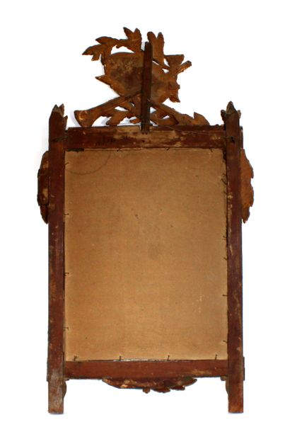 null Miroir de style Louis XVI en bois et stuc doré à décor d'un trophée à l'ammortissement,...