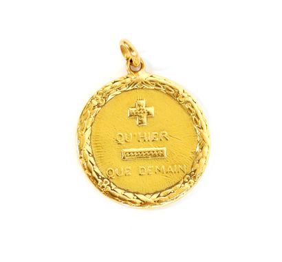 null Médaille pendentif « + qu’hier – que demain » en or jaune 18K (750 millièmes)

Diamètre...