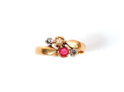 null Ring in yellow gold 18K (750 thousandths) set with an imitation ruby and a small...