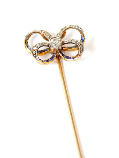 null 
Tie pin in two-tone 14k (585 thousandths) gold decorated with a double knot...