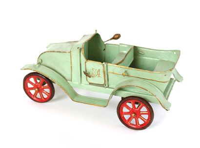 null JOUET FRANCAIS 1900-1910 : 

TORPEDO PINARD, mécanique, en tôle peinte vert...