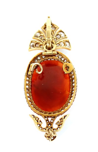 null 18K (750 thousandths) yellow gold pendant brooch set with a carnelian cameo...